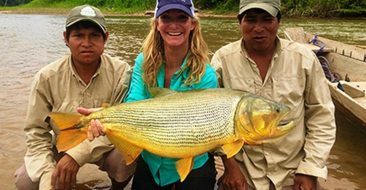 Pescadora fisga exemplar de 8,26 kg e consegue recorde no fly, na categoria de linha de 16 lb, da IGFA